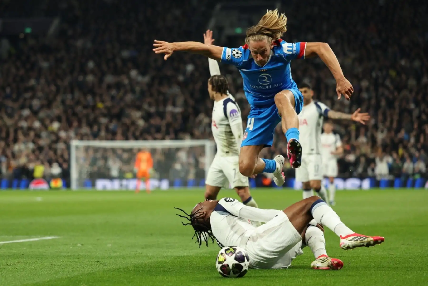 El centrocampista español del Atlético de Madrid, Marcos Llorente, salta por encima del centrocampista francés del Tottenham Hotspur, Mathys Tel , durante el partido de vuelta de los octavos de final de la Liga de Campeones de la UEFA entre el Tottenham Hotspur y el Atlético de Madrid. AFP