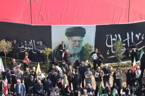 Deudos y amigos se congregan en el funeral del jefe de seguridad de Irán, Ali Larijani, en Teherán. Foto: AFP.