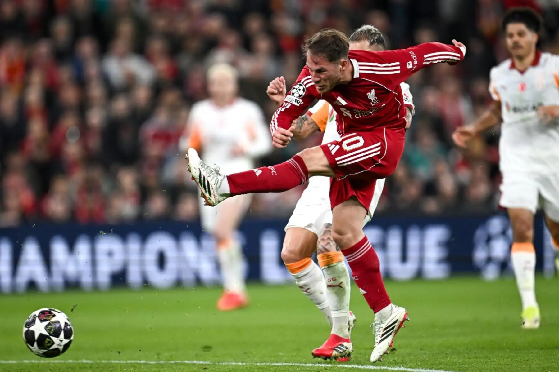 El centrocampista argentino del Liverpool, Alexis Mac Allister, patea el balón durante el partido de vuelta de los octavos de final de la UEFA Champions League entre el Liverpool y el Galatasaray. AFP
