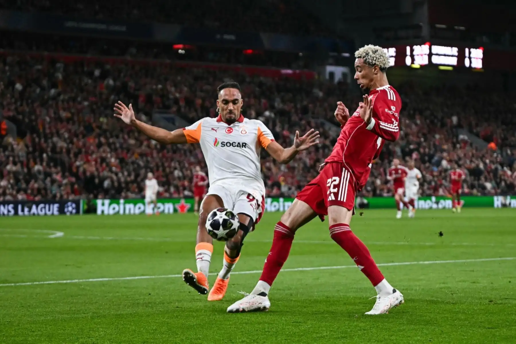 El defensa francés del Galatasaray, Sacha Boey lucha por el balón con el delantero francés del Liverpool, Hugo Ekitike, , durante el partido de vuelta de los octavos de final de la Liga de Campeones de la UEFA entre el Liverpool y el Galatasaray. AFP