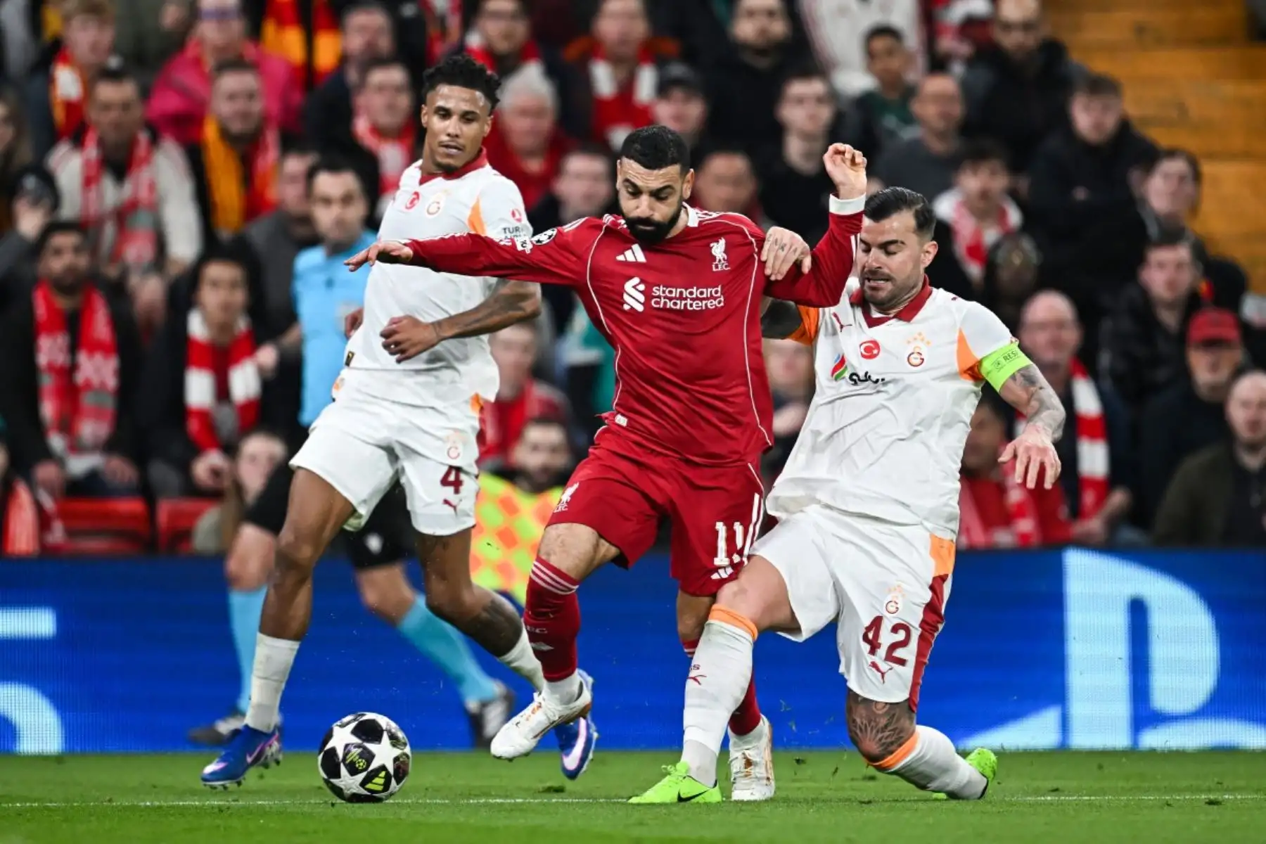 El delantero egipcio del Liverpool, Mohamed Salah lucha por el balón con el defensa senegalés del Galatasaray, Ismail Jakobs, y el defensa turco del Galatasaray, Abdulkerim Bardakci, durante el partido de vuelta de los octavos de final de la Liga de Campeones de la UEFA entre el Liverpool y el Galatasaray. AFP