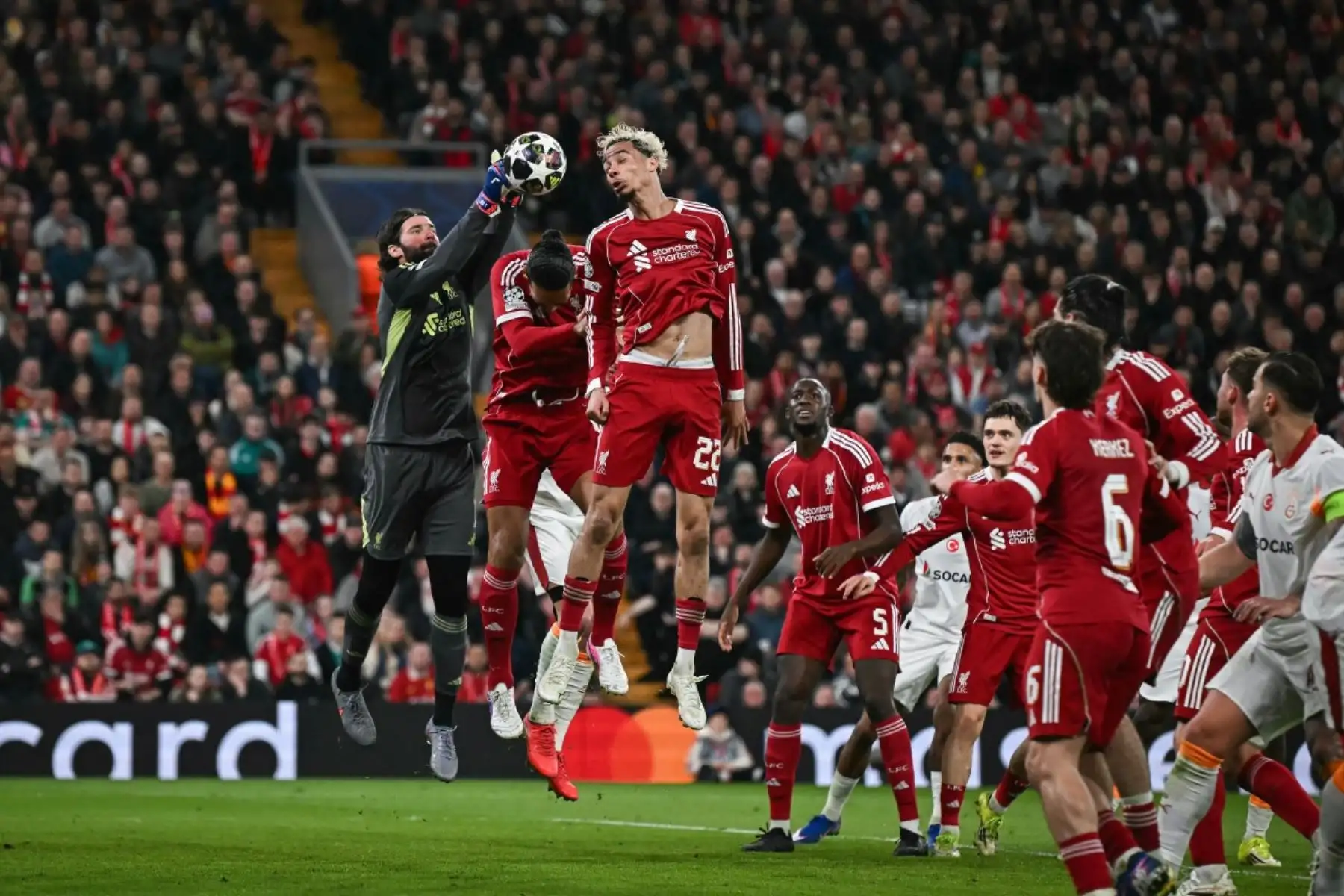 El portero brasileño del Liverpool, Alisson, realiza una parada junto al delantero francés del Liverpool, Hugo Ekitike , durante el partido de vuelta de los octavos de final de la UEFA Champions League entre el Liverpool y el Galatasaray. AFP