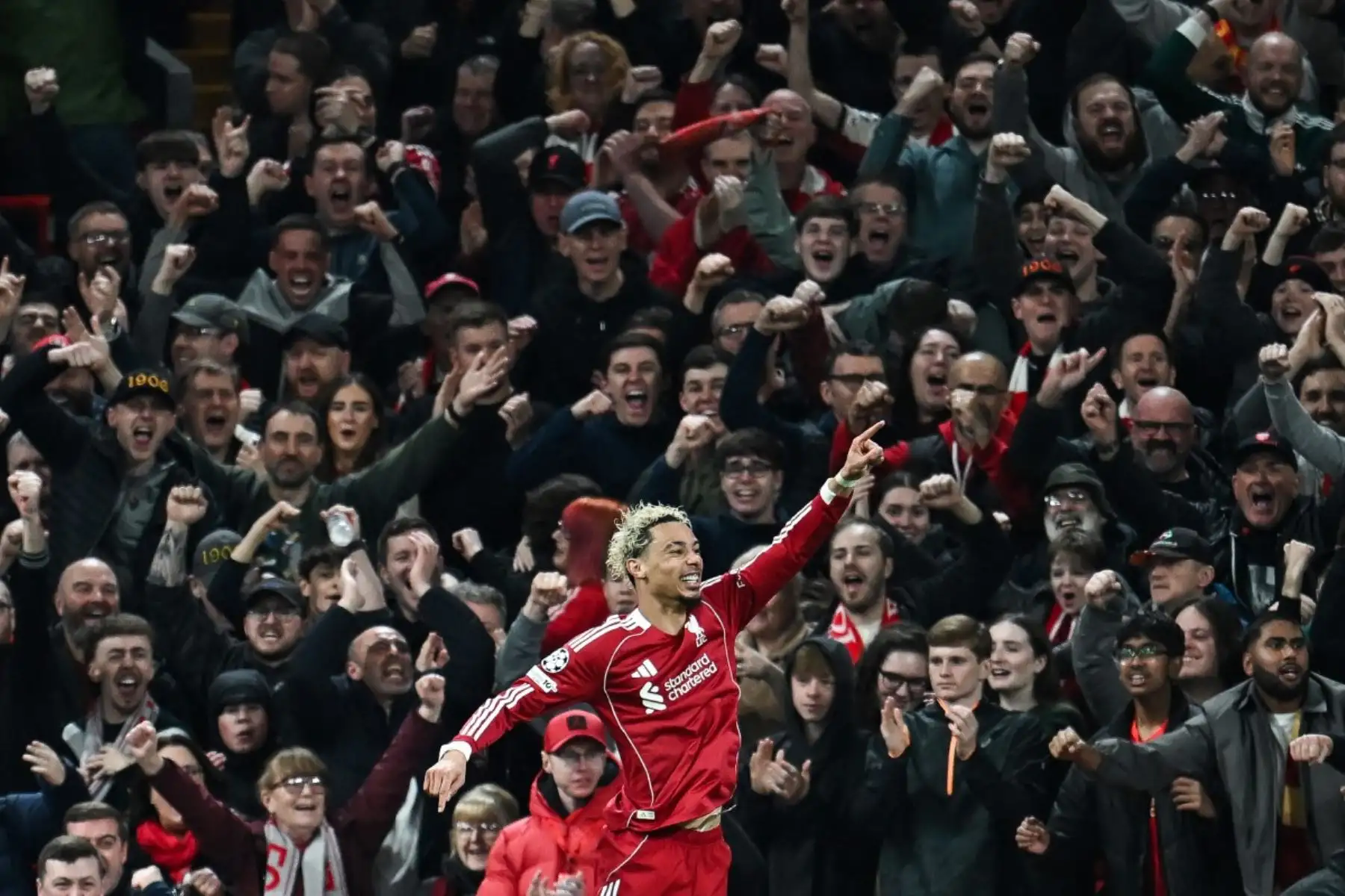 El delantero francés del Liverpool, Hugo Ekitike, celebra el segundo gol de su equipo durante el partido de vuelta de los octavos de final de la UEFA Champions League entre el Liverpool y el Galatasaray. AFP