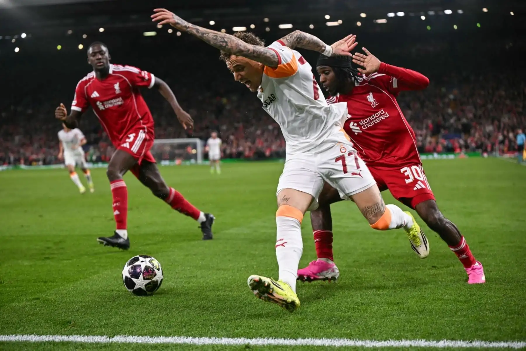 El delantero holandés del Galatasaray, Noa Lang  lucha por el balón con el defensa holandés del Liverpool, Jeremie Frimpong durante el partido de vuelta de los octavos de final de la Liga de Campeones de la UEFA entre el Liverpool y el Galatasaray. AFP