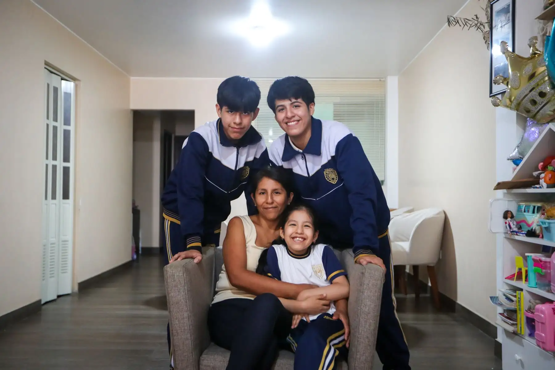 El joven de 18 años reside junto a sus padres y hermanos en el segundo piso de una vivienda multifamiliar en el Sector 3 de Villa El Salvador, donde los vecinos han colocado rejas a causa de la inseguridad. Foto: ANDINA/Ricardo Cuba
