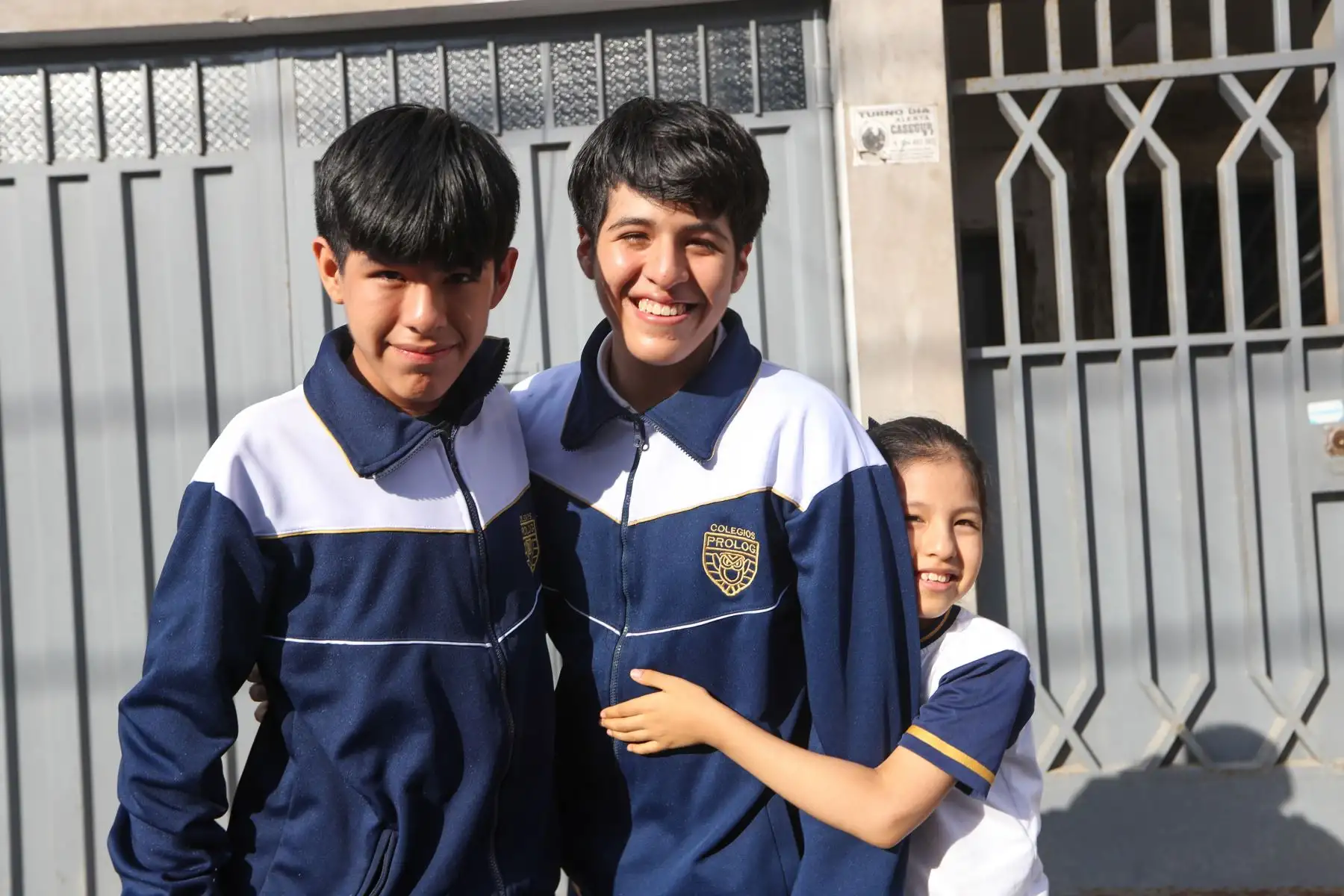El joven de 18 años reside junto a sus padres y hermanos en el segundo piso de una vivienda multifamiliar en el Sector 3 de Villa El Salvador, donde los vecinos han colocado rejas a causa de la inseguridad. Foto: ANDINA/Ricardo Cuba