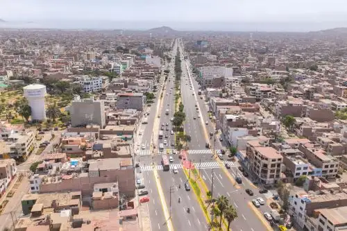 La obra incluyó el mejoramiento integral del pavimento, con una superficie más uniforme y resistente, además de trabajos de parchado profundo y reparaciones estructurales en los tramos más deteriorados, lo que permitirá soportar el alto flujo vehicular y garantizar mayor durabilidad. ANDINA/Difusión