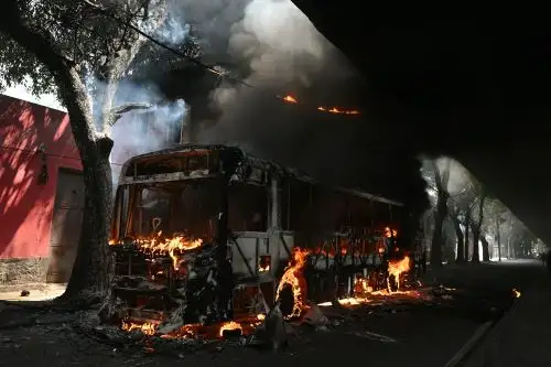 Vista de un autobús incendiado presuntamente por narcotraficantes durante una operación policial en el centro de Río de Janeiro. Foto: AFP