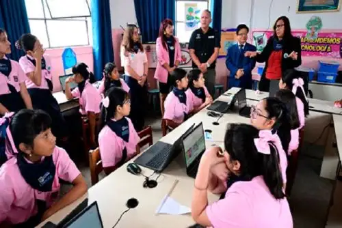 “Los colegios son espacios idóneos para formar a niñas y niños protectores de la naturaleza", enfatizó la titular del Minam.