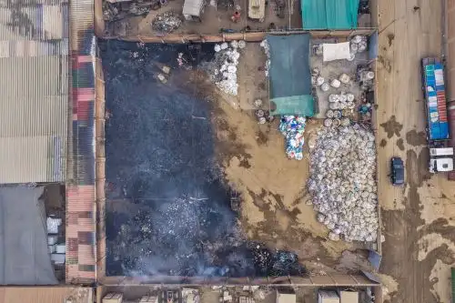 Incendio de gran magnitud consumió almacén en Jicamarca y fue controlado por más de 10 unidades de bomberos