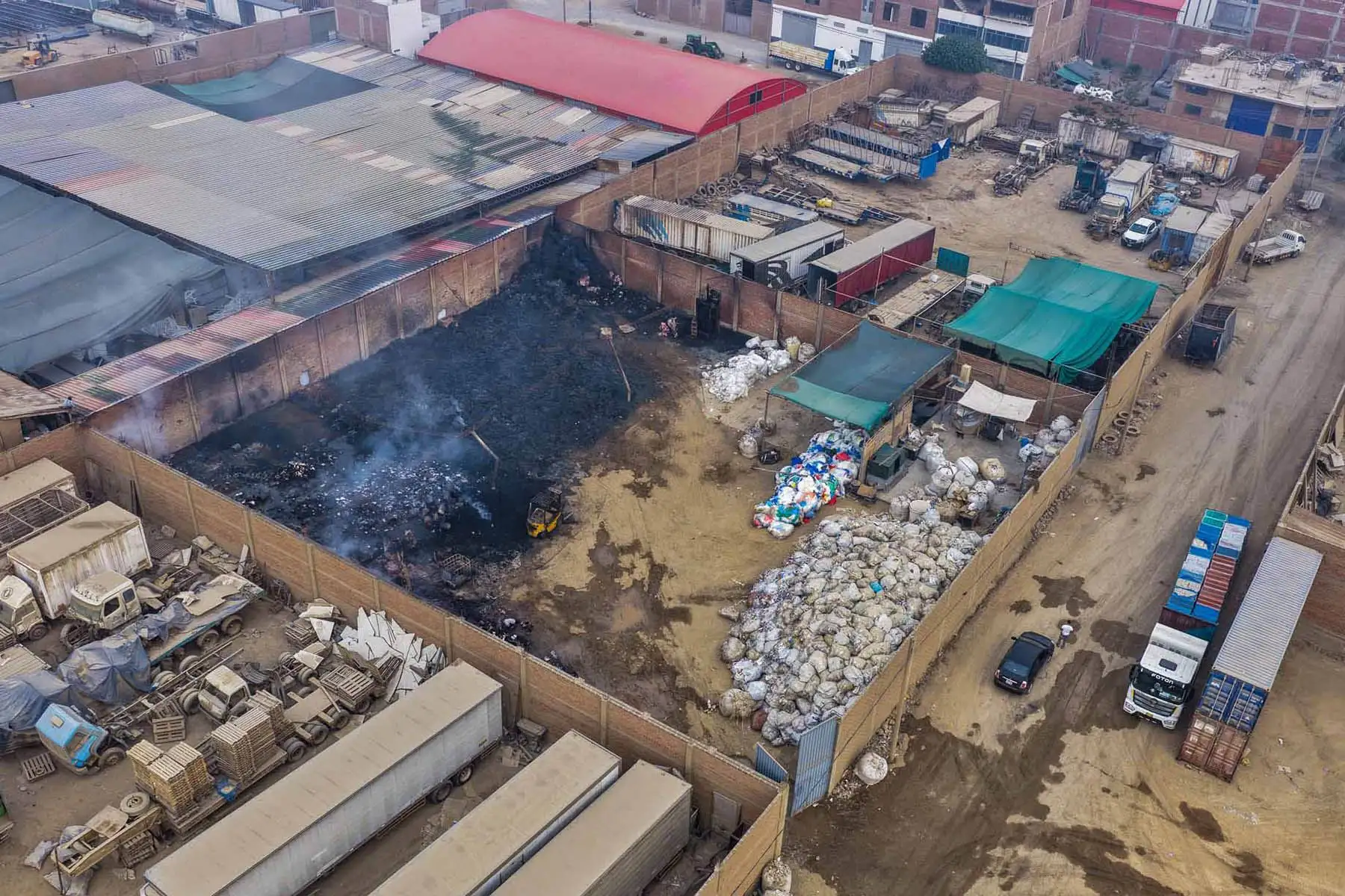 Bomberos trabajaron durante la madrugada para controlar siniestro que amenazó predios aledaños. Foto: ANDINA/ Juan Carlos Guzmán