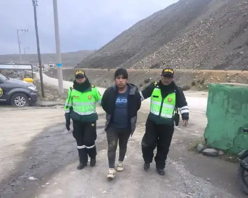 Agentes policiales de la comisaría de Ananea, ubicada en la provincia de San Antonio de Putina, desarticularon la banda criminal "Los rápidos de Toco Toco", tras un operativo que permitió recuperar una camioneta Toyota Hilux robada a mano armada y capturar a dos de sus integrantes. ANDINA/Difusión