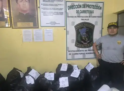 PNP incauta más de 10,000 cartuchos de dinamita durante dos operativos ejecutados en la sierra de la región La Libertad. Las intervenciones culminaron con una persona fue detenida y se investiga destino de esta peligrosa mercadería. ANDINA/Difusión