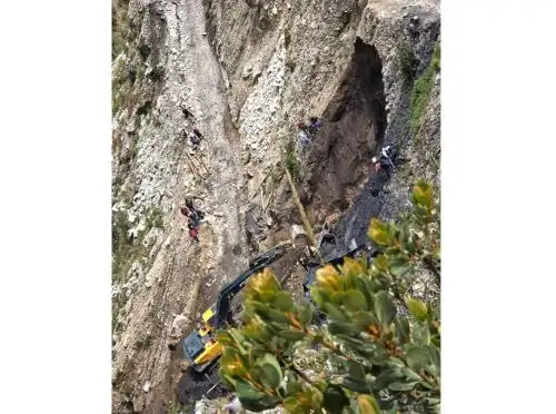Equipos de emergencia trabajan contra el tiempo para rescatar a las tres personas que quedaron atrapadas tras el derrumbe registrado en una mina del caserío Casa Blanca, en el distrito de Cachicadán, provincia liberteña de Santiago de Chuco.