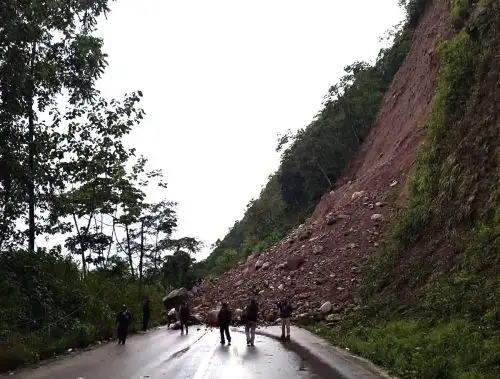 Un deslizamiento de tierra y rocas interrumpe, registrado en las primeras horas de hoy jueves 19 de marzo, el tránsito vehicular en la Carretera Marginal, a la altura del distrito de San Ramón, en la selva de la región Junín. ANDINA/Difusión