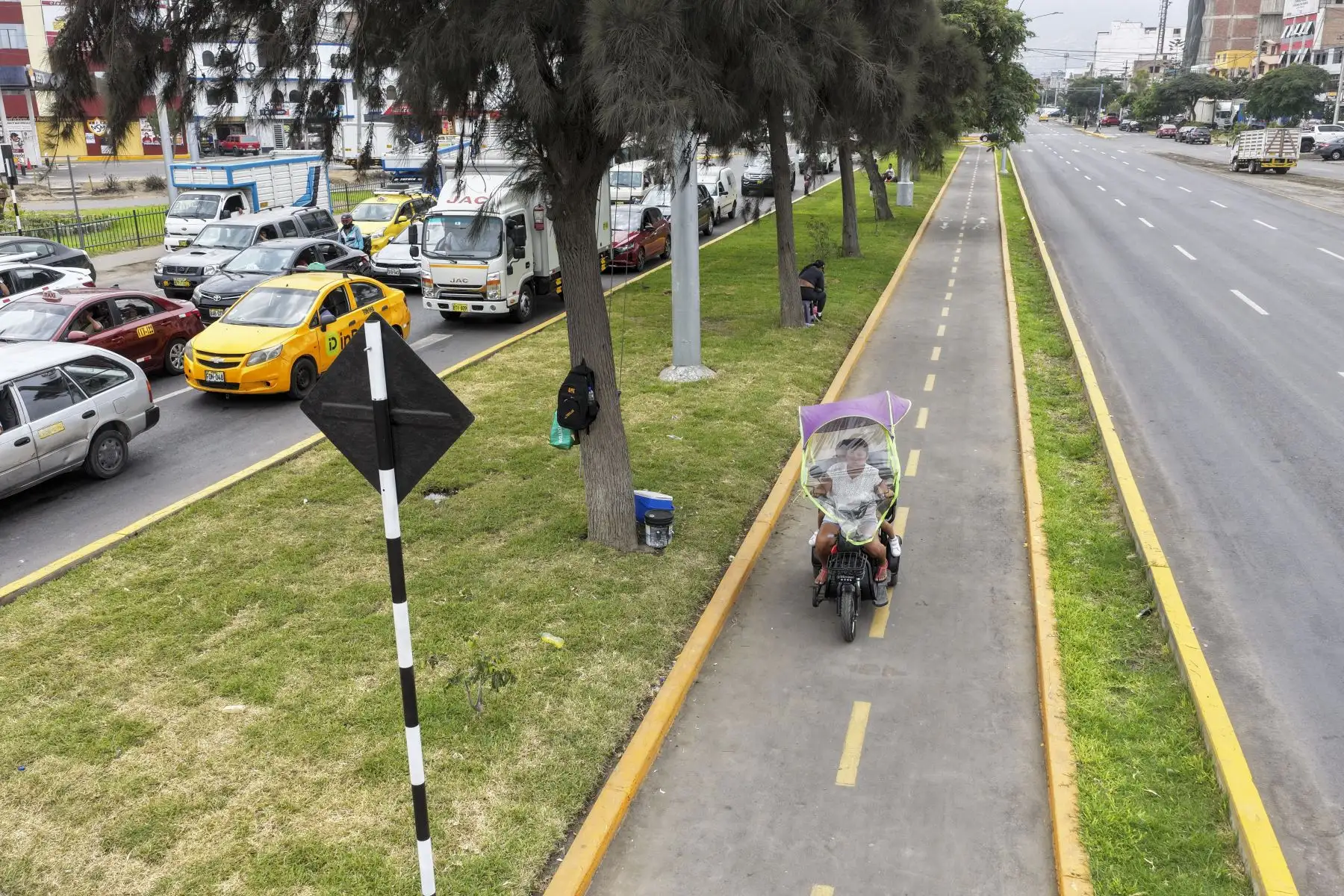 Municipalidad de Lima entrega la renovada avenida Carlos Izaguirre y nueva ciclovía Huandoy en Lima Norte. Obras benefician a más de 1.5 millones de vecinos e impulsan la movilidad sostenible y la seguridad vial de la zona

Foto: ANDINA/Juan Carlos Guzmán Negrini