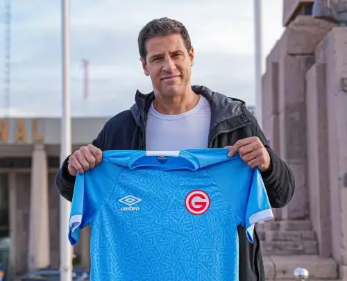 Sebastián Domínguez ya posa con la camiseta del Deportivo Garcilaso. Foto: Deportivo Garcilaso.