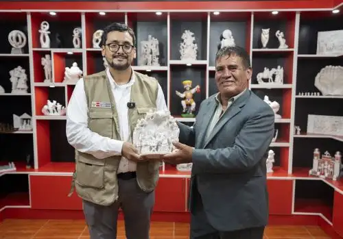 Titular del Mincetur, José Reyes, destacó el aporte de los artesanos peruanos para el impulso del turismo, la identidad y el desarrollo económico de sus localidades al conmemorarse hoy el Día del Artesano Peruano.