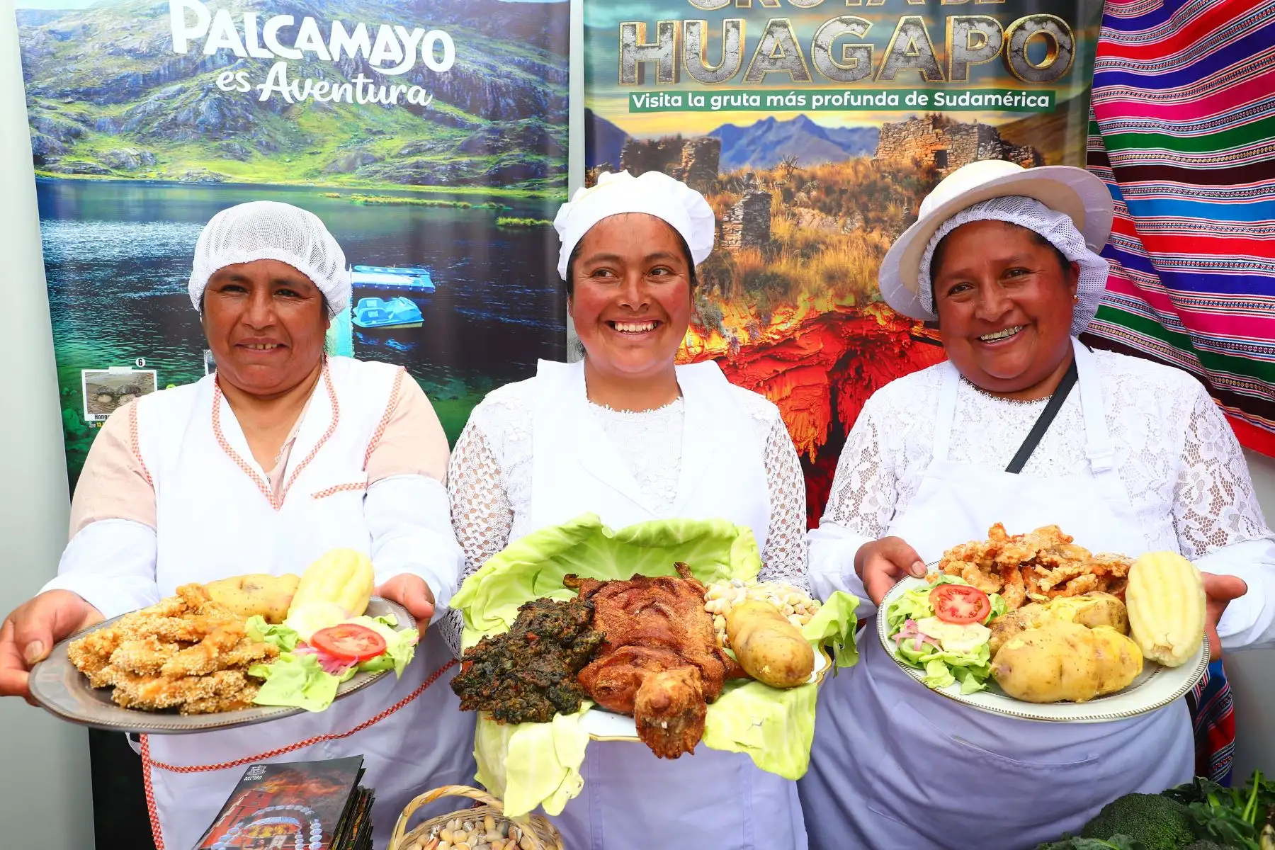 La región Junín realizó el lanzamiento de sus actividades por Semana Santa 2026, con el objetivo de promover el turismo nacional y extranjero. Durante la presentación se destacaron manifestaciones culturales como la participación de chalanes y amazonas del Valle del Mantaro, así como las tradicionales alfombras de flores de Tarma y la estructura festiva de la Media Naranja, acompañadas por grupos musicales. Foto: ANDINA/Verónica Calderón Zúñiga