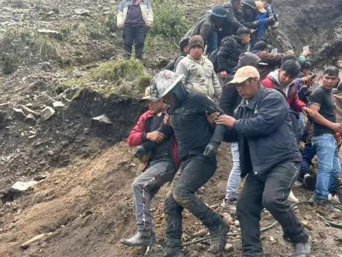 Brigadas rescatan con vida a los tres trabajadores mineros atrapados tras el colapso de una mina en el distrito de Cachicadán a causa de un derrumbe provocado por lluvias intensas. ANDINA/Difusión