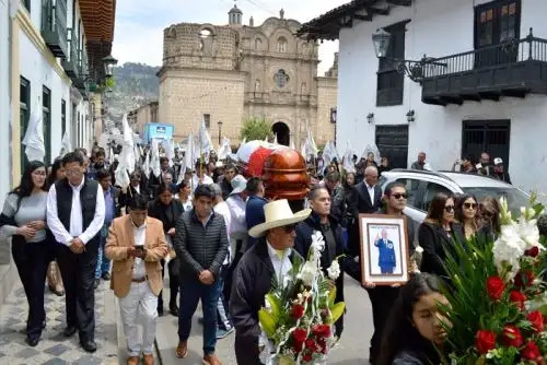 Napoléon Becerra García (61) nació en la provincia de Hualgayoc, estudió en el colegio San Ramón de Cajamarca y luego emigró a Lima para continuar su formación superior.