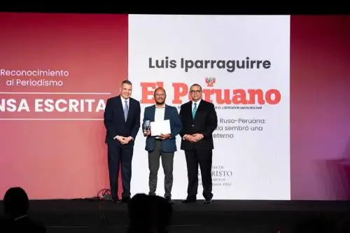 Luis Iparraguirre Quiñones recibe el reconocimiento en la categoría Periodismo Escrito durante la gala “Impacto social 2026: Cuidando a quienes más lo necesitan”. Foto: ANDINA/Difusión