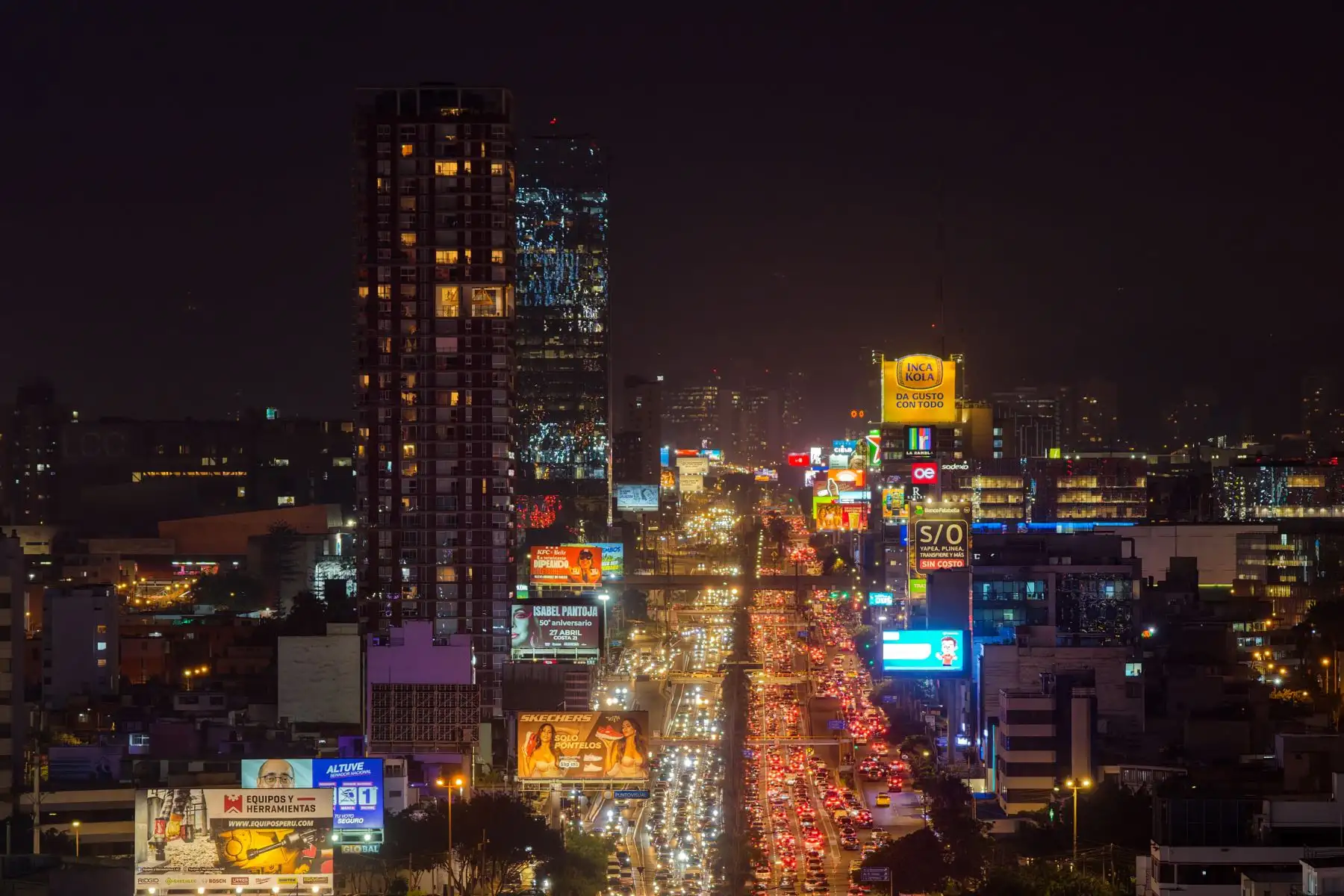 El pulso de concreto: Cuando el sol se pone, la Javier Prado deja de ser una vía para convertirse en el sistema circulatorio de una metrópoli que nunca duerme. Foto: ANDINA/Ricardo Cuba