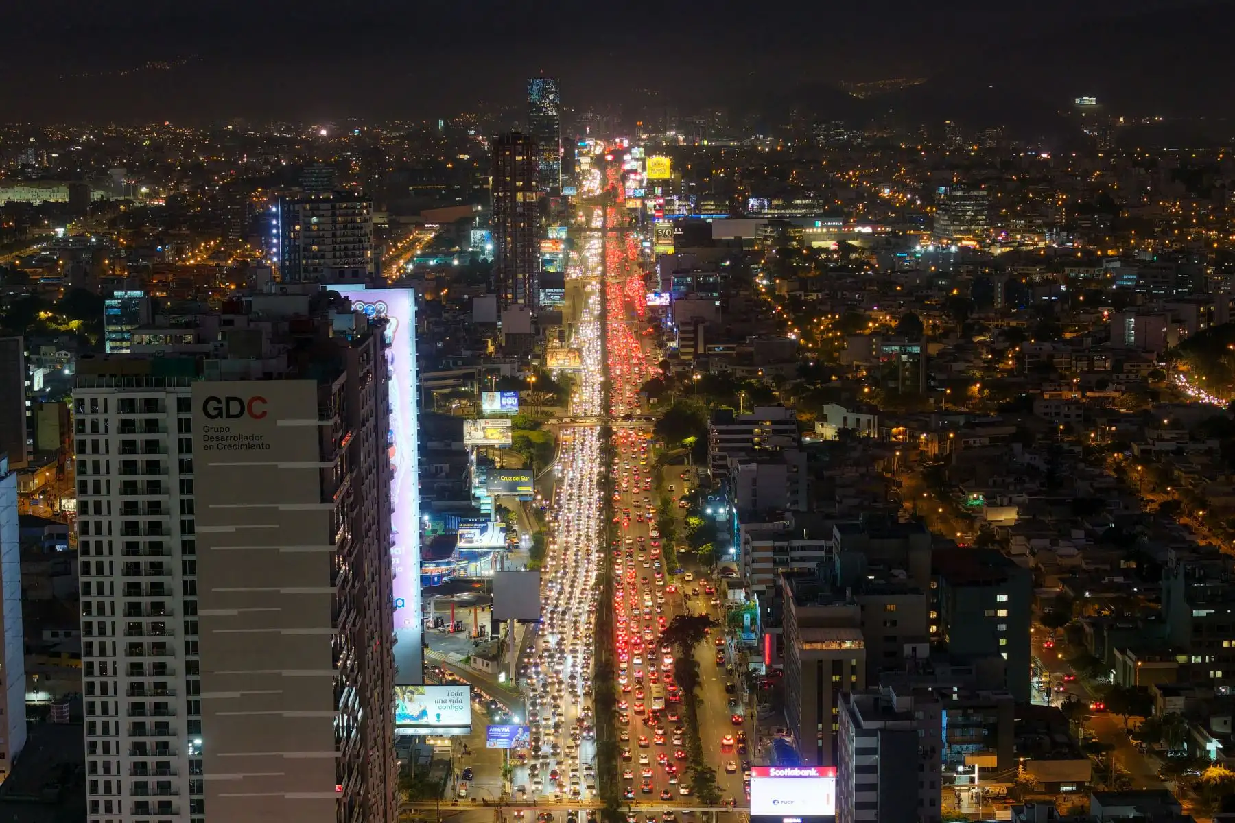 Ríos de luz: Desde el cielo, el tráfico de la Javier Prado de Lima se transforma en un tejido de hilos blancos y rojos que conectan el corazón financiero con el horizonte. Foto: ANDINA/Ricardo Cuba