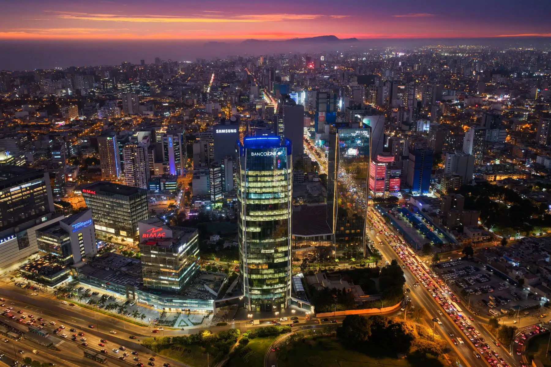 El crepúsculo de los motores: La hora azul sobre San Isidro: el momento exacto donde la arquitectura moderna y el caos vehicular crean una armonía inesperada. Foto: ANDINA/Ricardo Cuba