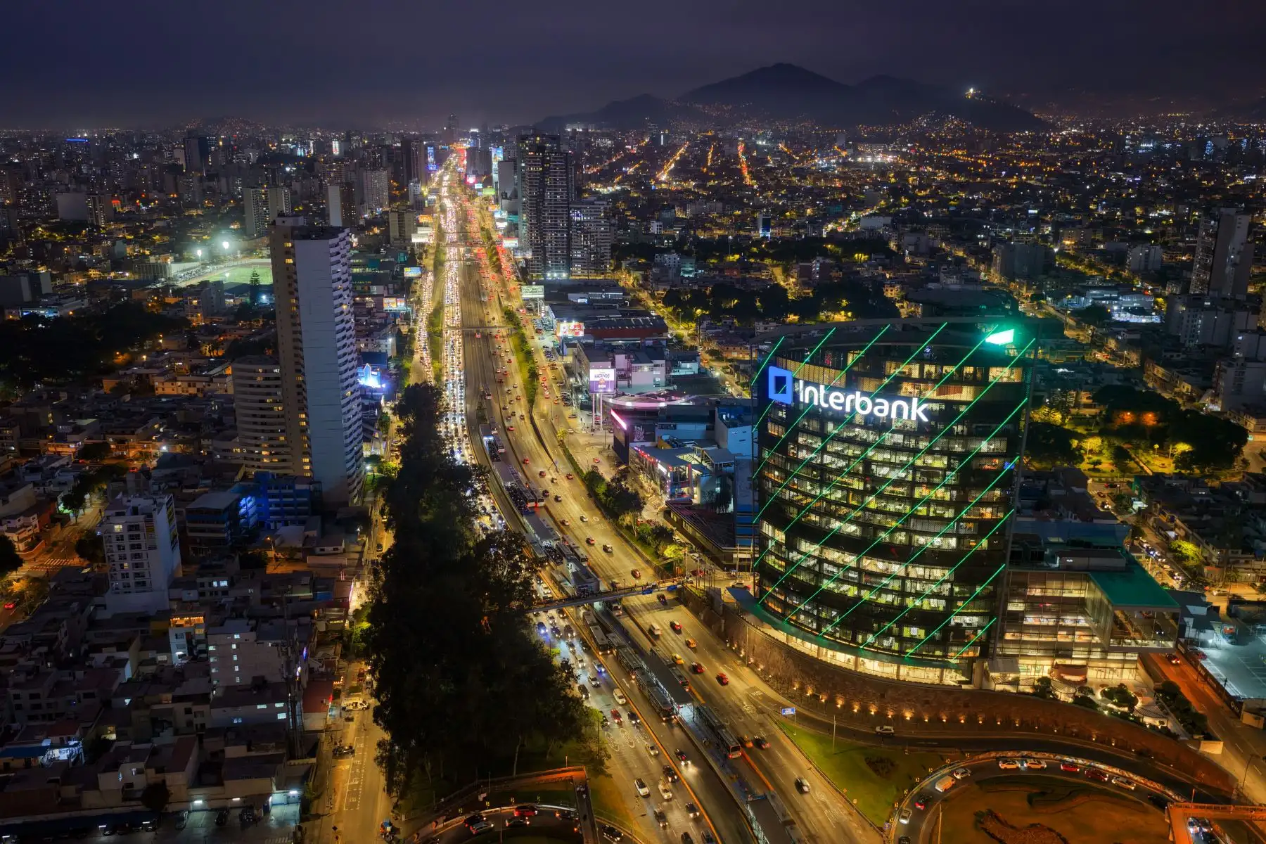 Kilómetros de historias atrapadas entre parachoques, bajo la mirada silenciosa de los edificios que vigilan la capital. Foto: ANDINA/Ricardo Cuba