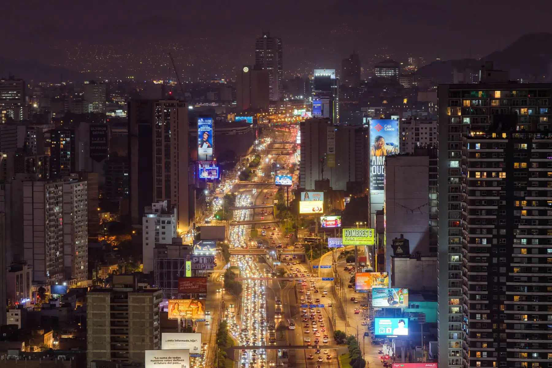 Ni el atardecer detiene el ritmo. La Javier Prado fluye como un río eléctrico que atraviesa la jungla de asfalto limeña. Foto: ANDINA/Ricardo Cuba