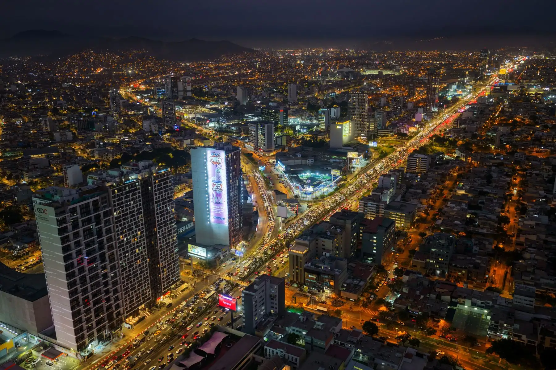 Geometría del caos: Desde arriba, el tráfico no es un problema, es un patrón artístico que define la modernidad de una Lima que siempre mira al futuro. Foto: ANDINA/Ricardo Cuba