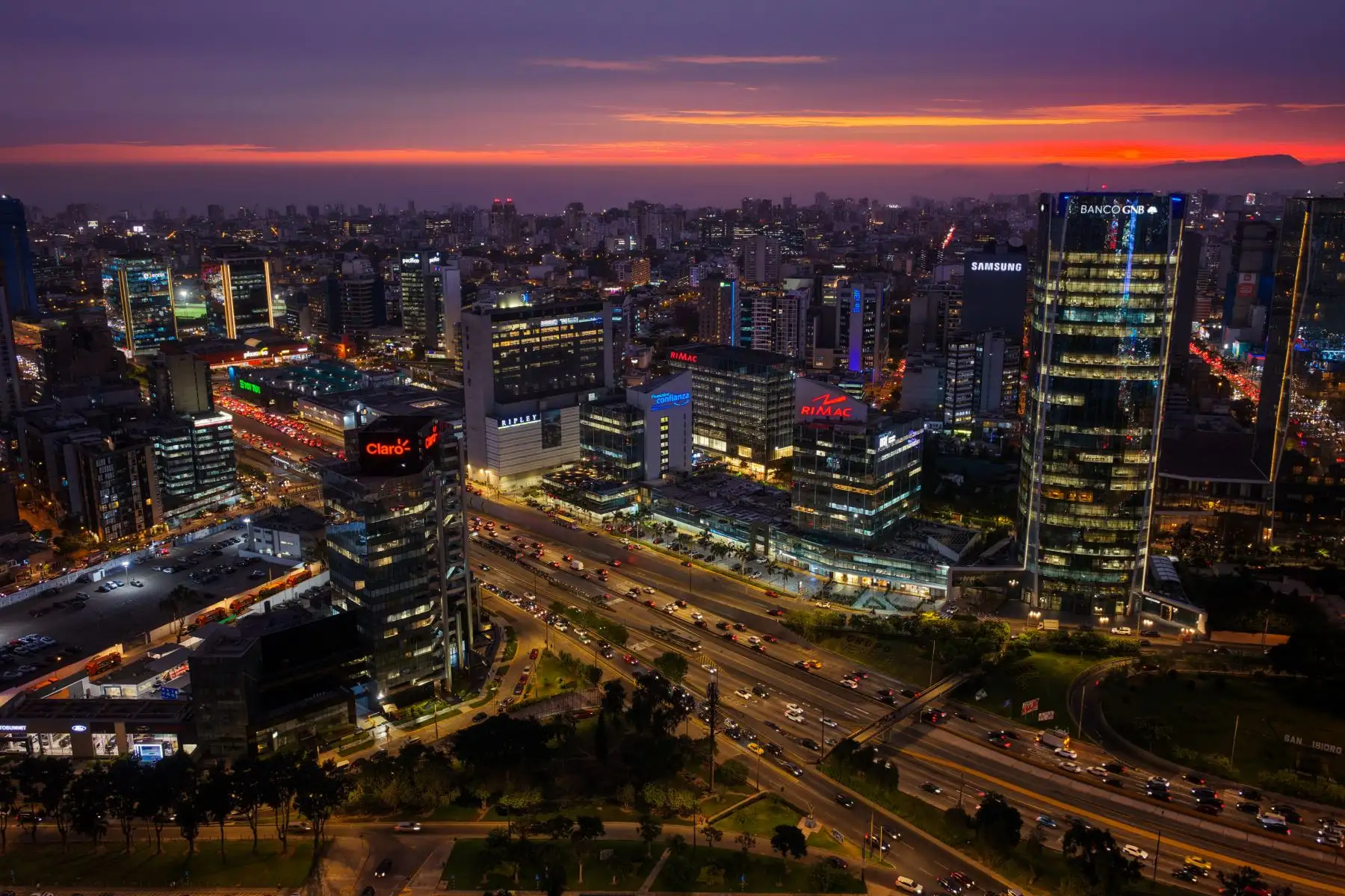 El eco de la modernidad: Una perspectiva única de la vía que une distritos, sueños y el eterno retorno a casa al final del día. Foto: ANDINA/Ricardo Cuba