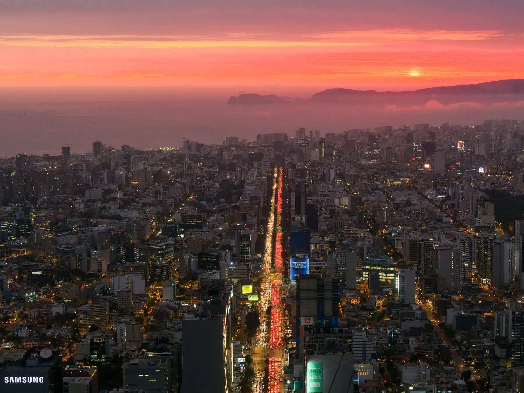 Caótica, brillante y resiliente. Esta es la postal de una Lima que se mueve a su propio ritmo, vista desde las nubes. Foto: ANDINA/Ricardo Cuba