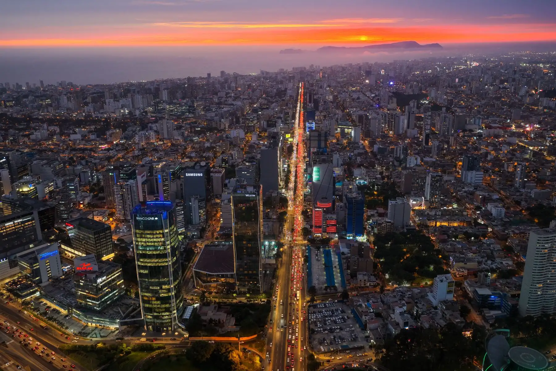 El pulso de concreto: Cuando el sol se pone, la Javier Prado deja de ser una vía para convertirse en el sistema circulatorio de una metrópoli que nunca duerme. Foto: ANDINA/Ricardo Cuba