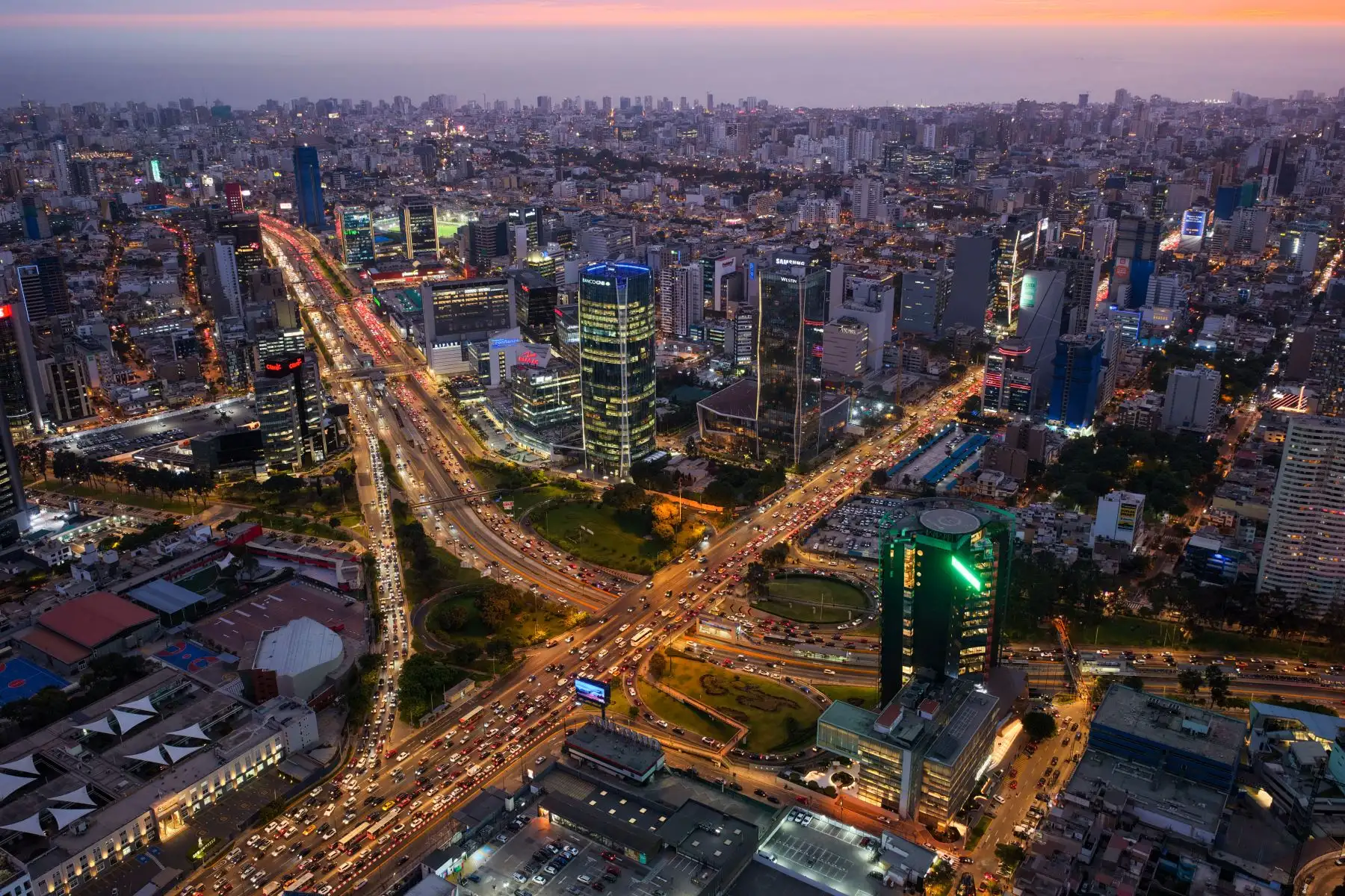 Ríos de luz: Desde el cielo, el tráfico de Lima se transforma en un tejido de hilos blancos y rojos que conectan el corazón financiero con el horizonte. Foto: ANDINA/Ricardo Cuba