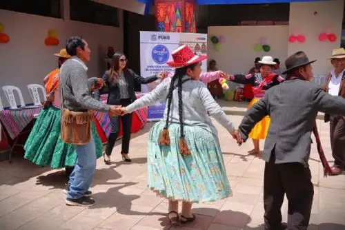 El objetivo es atraer turistas interesados en vivir experiencias culturales, desde el proceso de teñido de las fibras hasta la elaboración de textiles, generando ingresos adicionales para las comunidades.