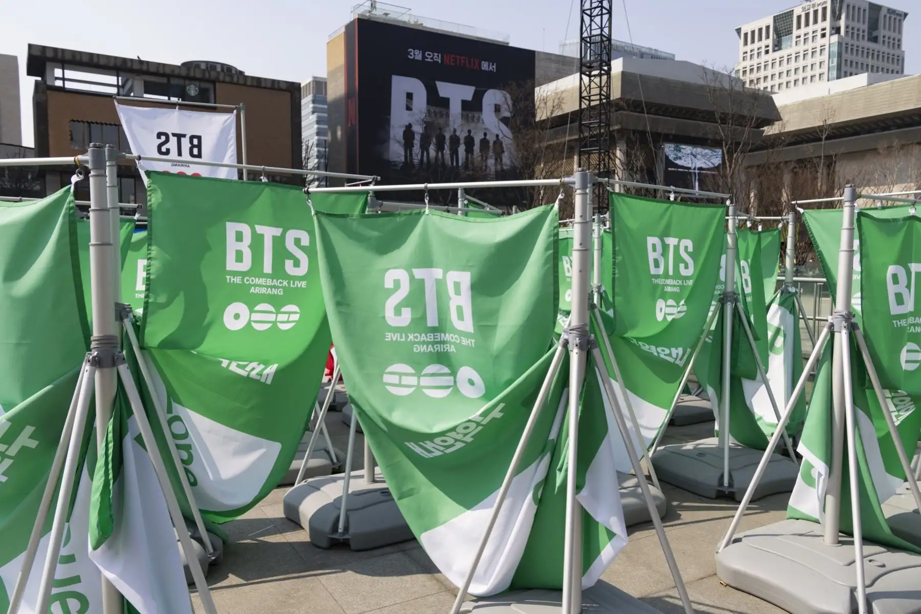 Escenario principal para un concierto gratuito del grupo de K-pop BTS en la plaza Gwanghwamun en Seúl, Corea del Sur. Foto: AFP
