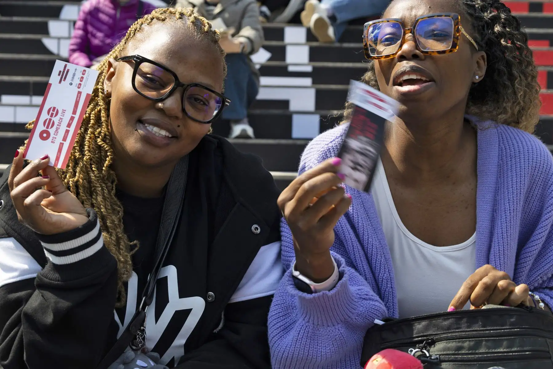 Fans muestran las entradas para el concierto cerca del escenario principal del concierto gratuito del grupo de K-pop BTS en la plaza Gwanghwamun de Seúl, Corea del Sur. Foto: AFP