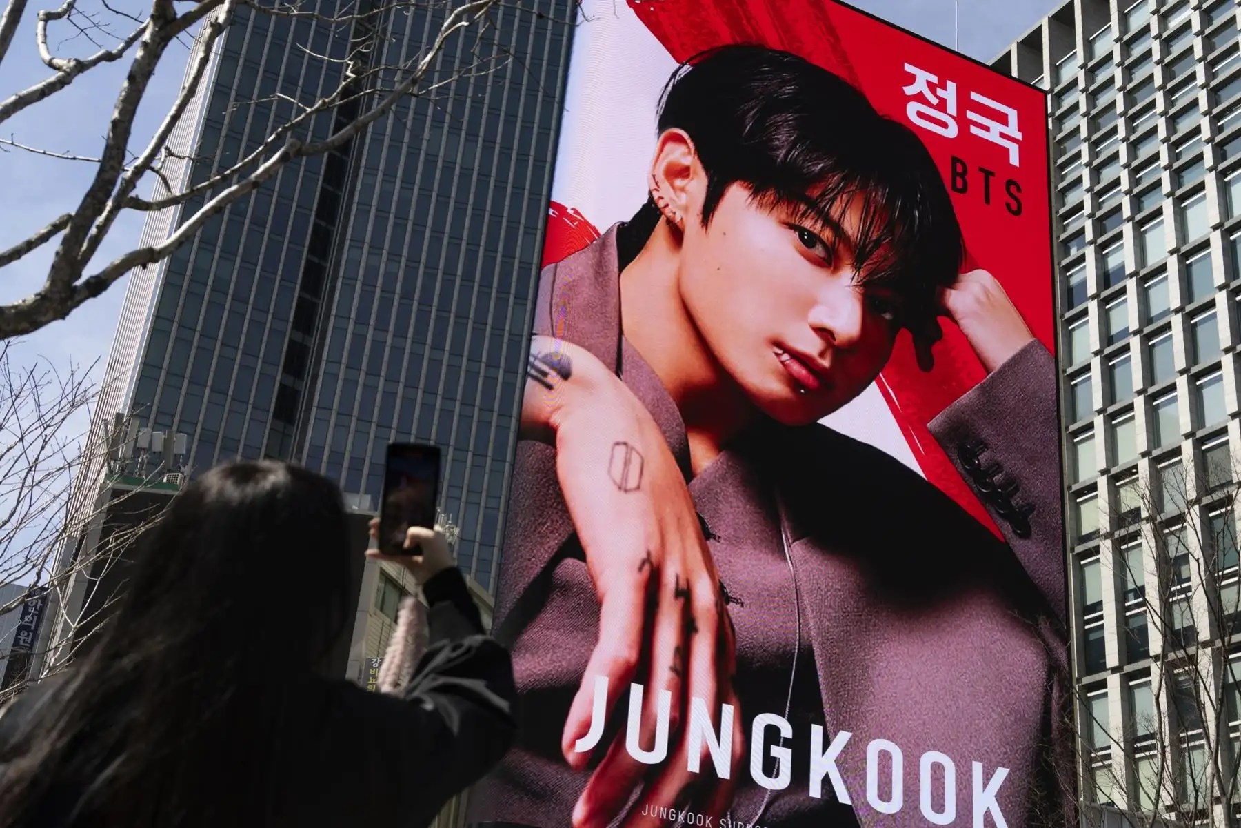 Un fan toma una foto cerca del escenario principal para un concierto gratuito del grupo de K-pop BTS en la Plaza Gwanghwamun en Seúl, Corea del Sur. Foto:_ AFP