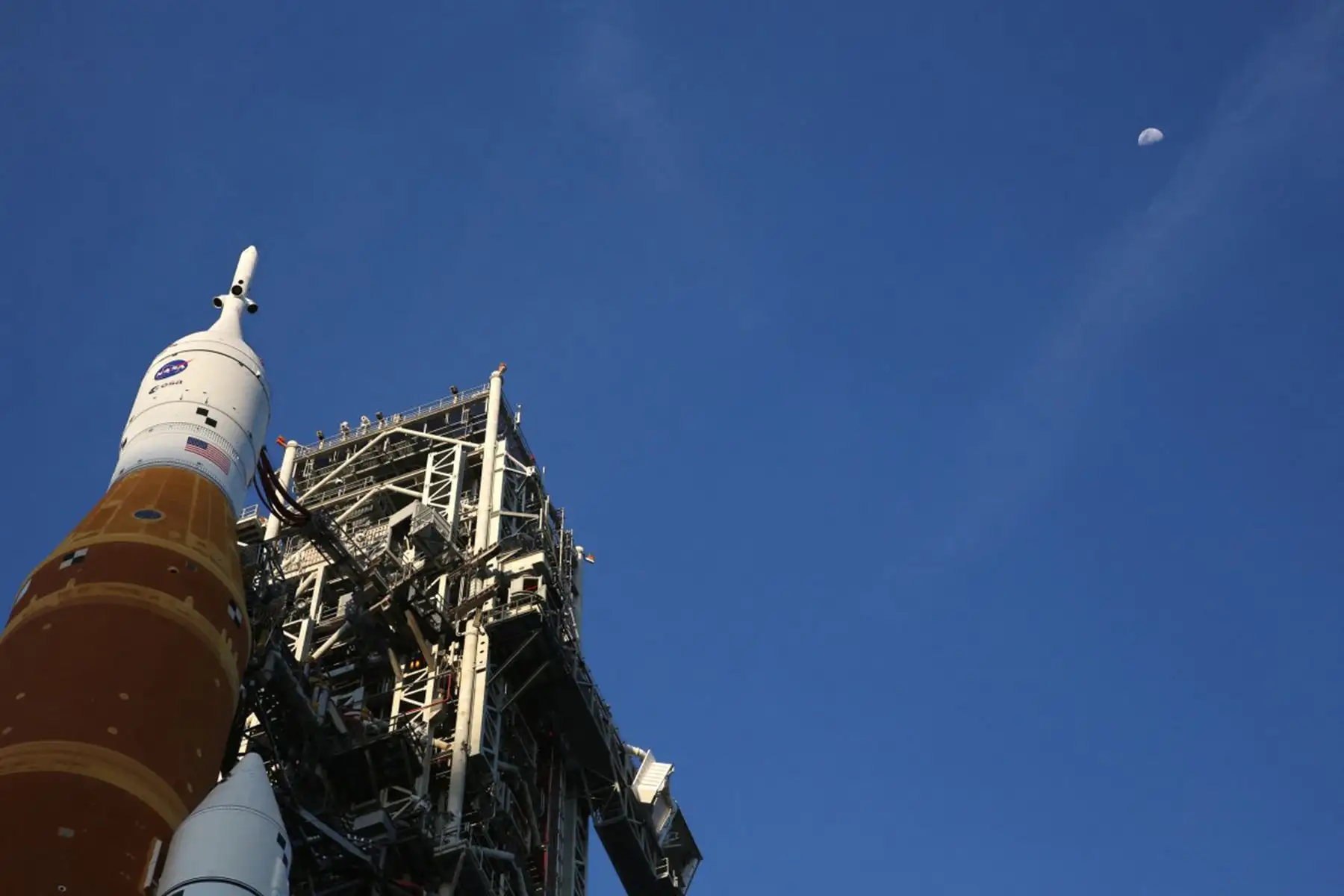 Vista de cerca de la nave espacial Orion sobre el cohete Artemis II del Sistema de Lanzamiento Espacial (SLS) mientras la plataforma móvil 1 regresa al Edificio de Ensamblaje de Vehículos desde la Plataforma de Lanzamiento 39B en el Centro Espacial Kennedy en Cabo Cañaveral, Florida. Foto: ANDINA/AFP