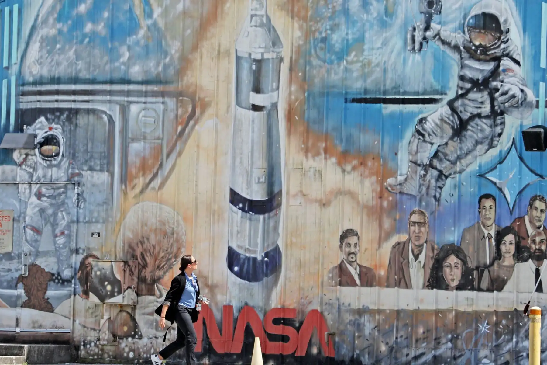 Un periodista llega a una rueda de prensa para informar sobre el progreso de la misión tripulada Artemis II alrededor de la Luna en el Centro Espacial Kennedy en Cabo Cañaveral, Florida, la NASA trasladó el enorme cohete Space Launch System y la nave espacial Orion de vuelta al Edificio de Ensamblaje de Vehículos desde la Plataforma de Lanzamiento 39B para solucionar los problemas detectados durante un ensayo general con agua. Foto: ANDINA/AFP