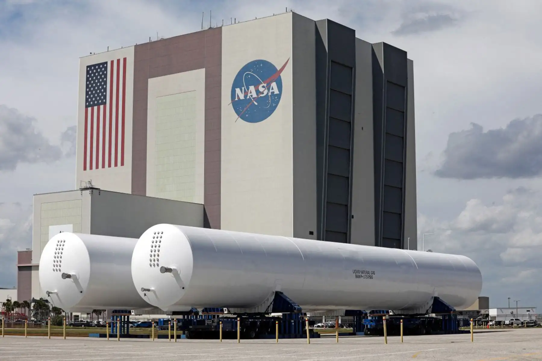 Se observan dos grandes tanques de gas natural licuado en un estacionamiento cerca de la dársena de maniobras del Centro Espacial Kennedy en Cabo Cañaveral, Florida. Los tanques están destinados a Relativity Space, una empresa estadounidense de fabricación aeroespacial. La dirección de la NASA ofreció una sesión informativa sobre la revisión de la preparación para el vuelo del cohete Artemis II. Foto: ANDINA/AFP