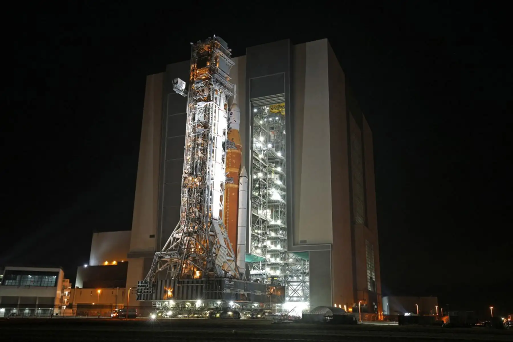 El lanzador móvil 1, que contiene el enorme cohete Artemis II del Sistema de Lanzamiento Espacial (SLS) y la nave espacial Orion, sale del Edificio de Ensamblaje de Vehículos hacia la Plataforma de Lanzamiento 39B en el Centro Espacial Kennedy en Cabo Cañaveral, Florida. Tras numerosos retrasos, la NASA anunció su intención de enviar finalmente a cuatro astronautas de regreso a la Luna por primera vez en más de 50 años. Foto: ANDINA/AFP