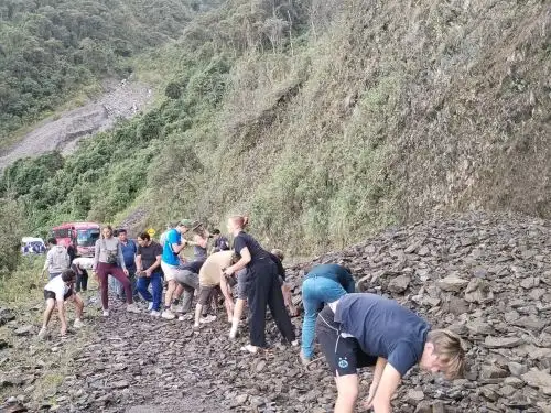 Los turistas se sumaron a las labores de retiro de piedras que bloquean el tránsito en la vía Cusco - Quillabamba luego del derrumbe registrado en la madrugada de hoy. ANDINA/Difusión
