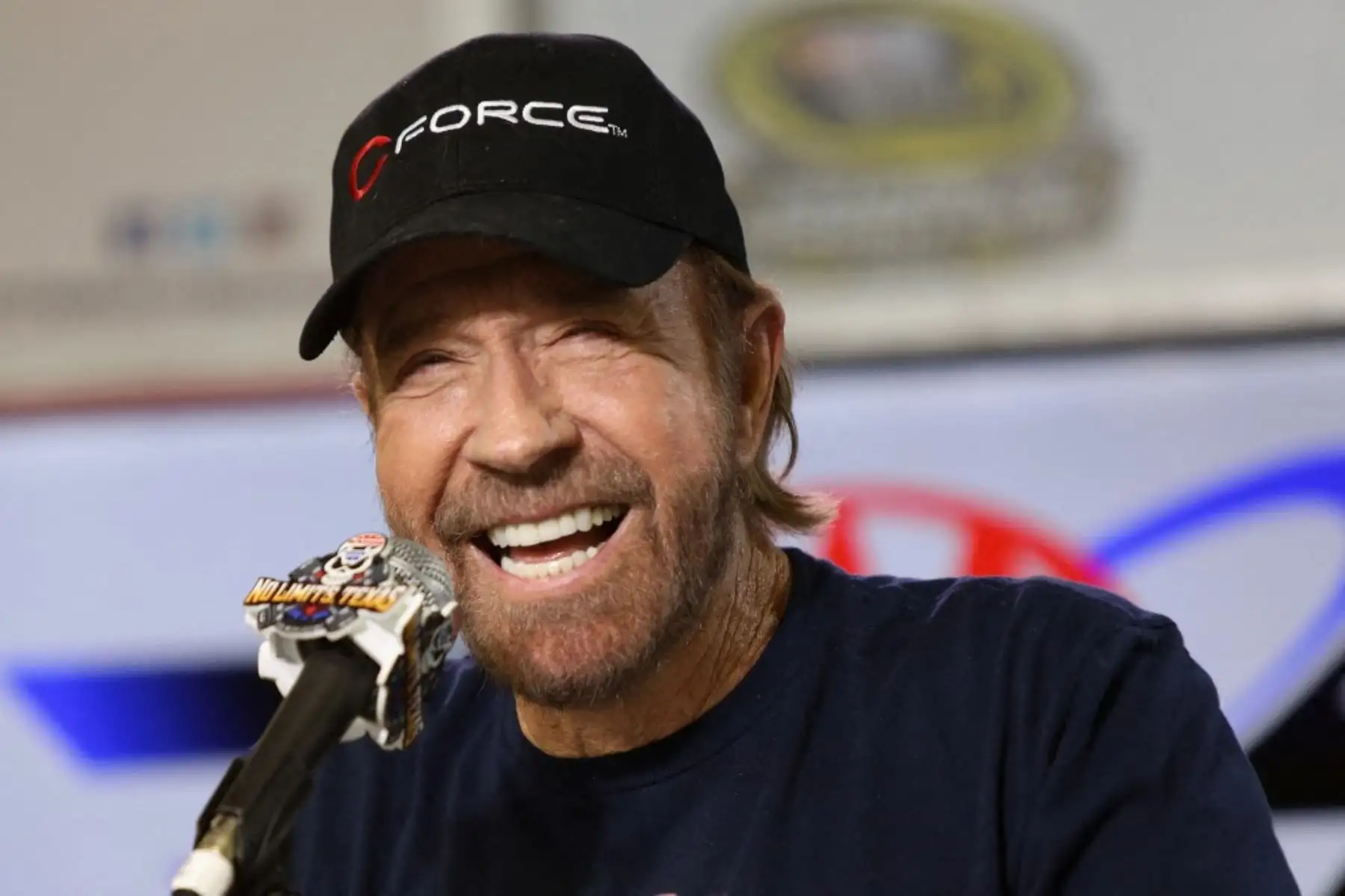 El actor Chuck Norris habla con los medios durante una conferencia de prensa previa a la carrera AAA Texas 500 de la NASCAR Sprint Cup Series en el Texas Motor Speedway el 6 de noviembre de 2016. Foto: AFP