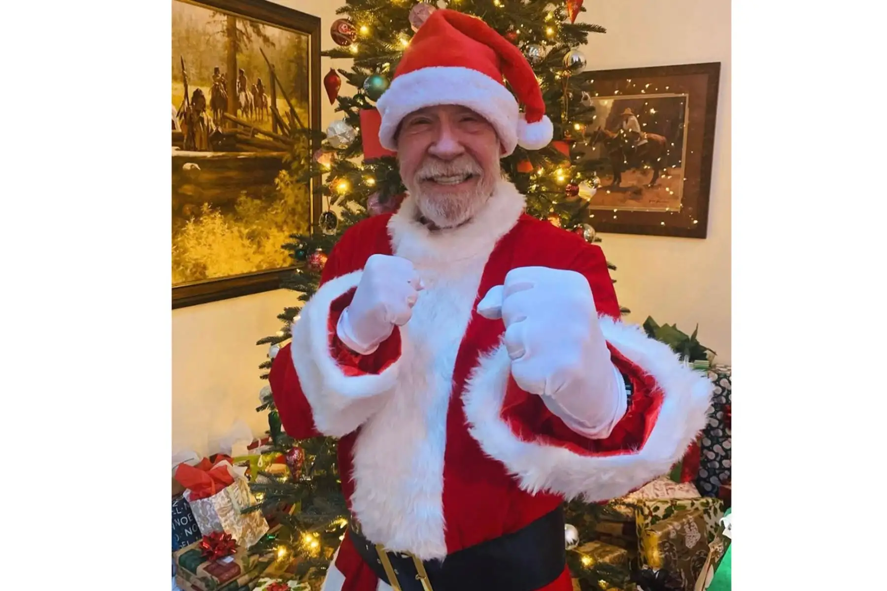 Fotografía de la cuenta oficial del actor Chuck Norris: "Quiero desearles a todos mis amigos y fans una Feliz Navidad y Felices Fiestas. Como probablemente se habrán dado cuenta, ¡este año estoy especialmente alegre, jaja! Dejando las bromas a un lado, por favor recuerden lo que representa esta festividad. Hoy celebramos el nacimiento de nuestro salvador, Jesucristo" . Foto: Instagram