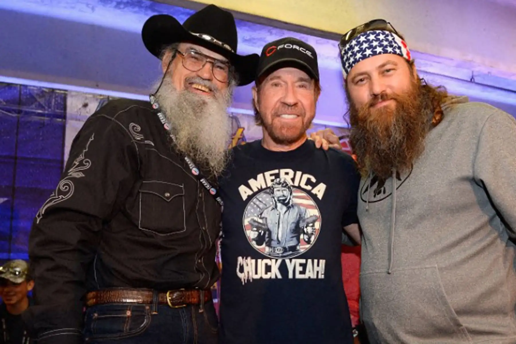 El actor Chuck Norris posa con Si y Willie Robertson, de Duck Dynasty, en la reunión de pilotos previa a la carrera AAA Texas 500 de la NASCAR Sprint Cup Series en el Texas Motor Speedway el 6 de noviembre de 2016. Foto: AFP