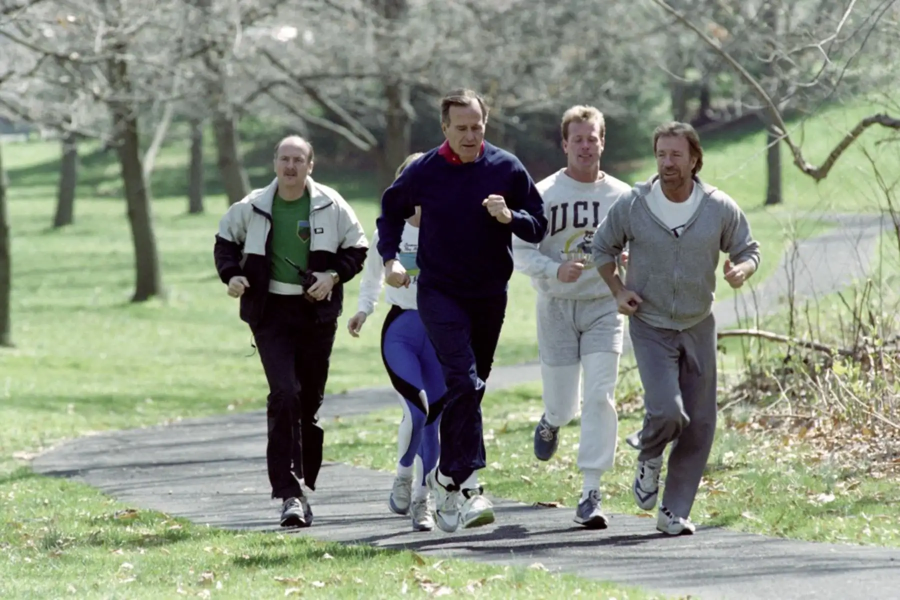 El presidente estadounidense George Bush (tercero por la derecha) trota el 21 de marzo de 1990 junto al actor Chuck Norris (derecha) y su hijo Michael Norris (segundo por la derecha) en el Observatorio Naval de Estados Unidos en Washington. Foto: AFP