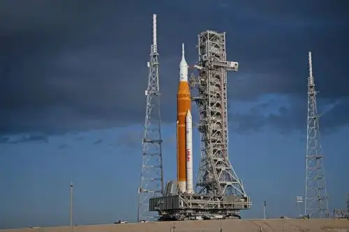 El vehículo crawler-transporter 2 inició el desplazamiento del sistema integrado desde el edificio de ensamblaje de vehículos (VAB). Foto: NASA